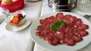 Sapore e tradizione, ecco Sua Maestà il salame di Montisola